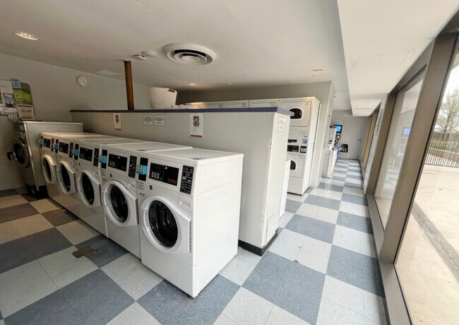 Building Photo - 4343 N Clarendon Ave