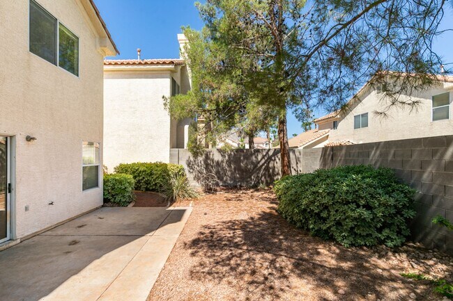 Building Photo - SUMMERLIN, SPACIOUS, 4 BED HOME WHITH A LARGE BACKYARD