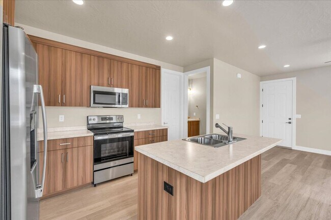 Building Photo - 850 E 600 S
