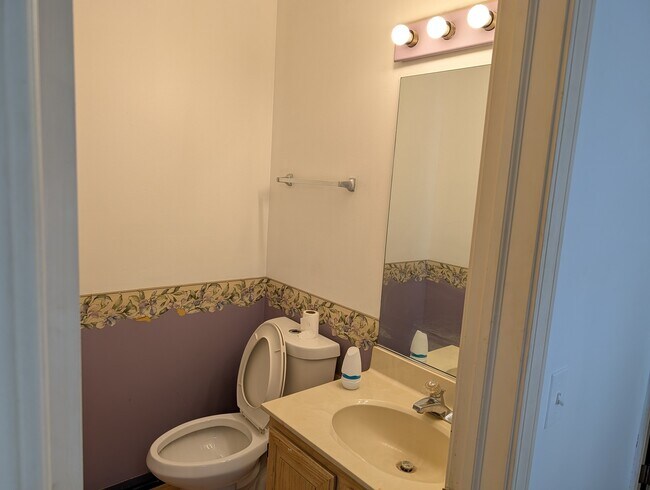 Building Photo - 843 E Princeton Cir