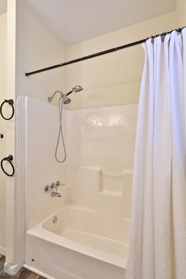 Building Photo - Cottage in the heart of Abilene!