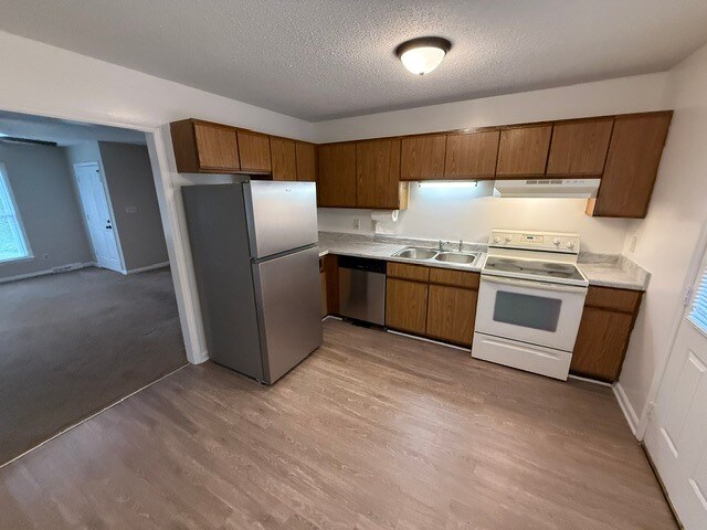 Building Photo - 906 Midwood Dr