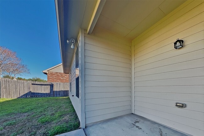 Building Photo - 2815 Lockeridge Oaks Dr