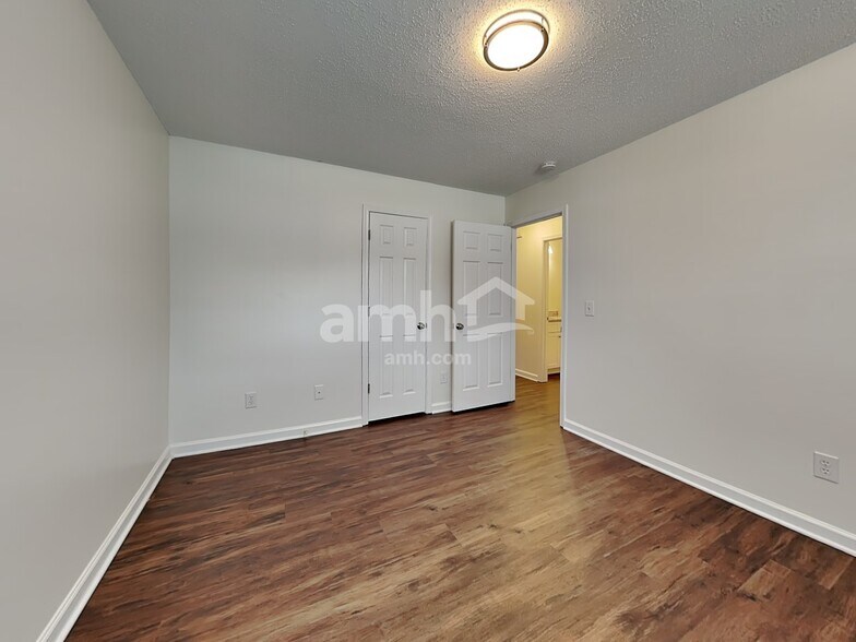 Building Photo - 595 River Glen Ct