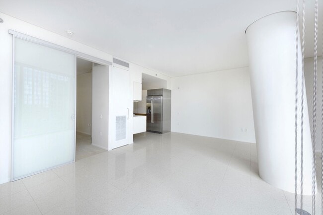 Building Photo - FANTASTIC 1 Bedroom at Veer Towers.