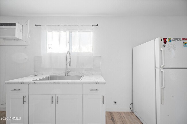 Building Photo - 2057 E 10th St