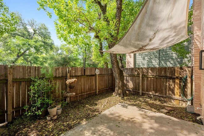 Building Photo - 6411 Chimney Creek Cir