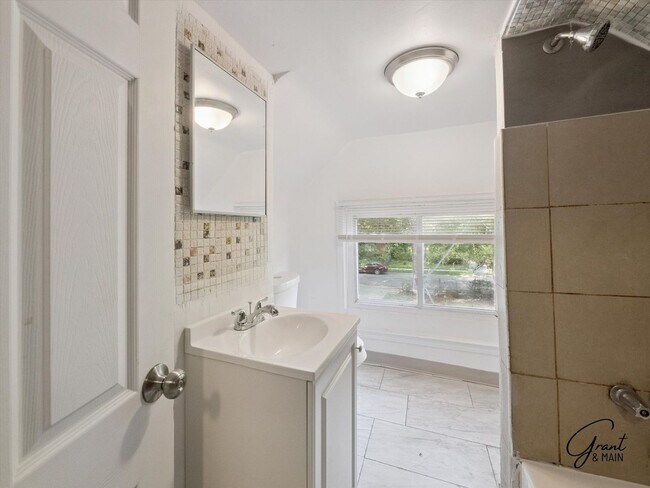 Building Photo - $1200 3 bedroom bungalow