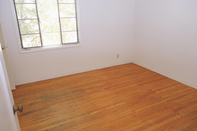Building Photo - Kenwood Apartments 2426