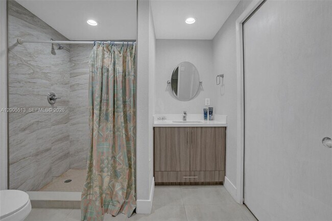 Building Photo - 862 W 79th St