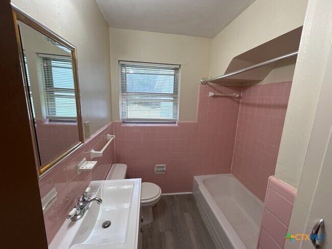 Building Photo - 310 Prather Dr