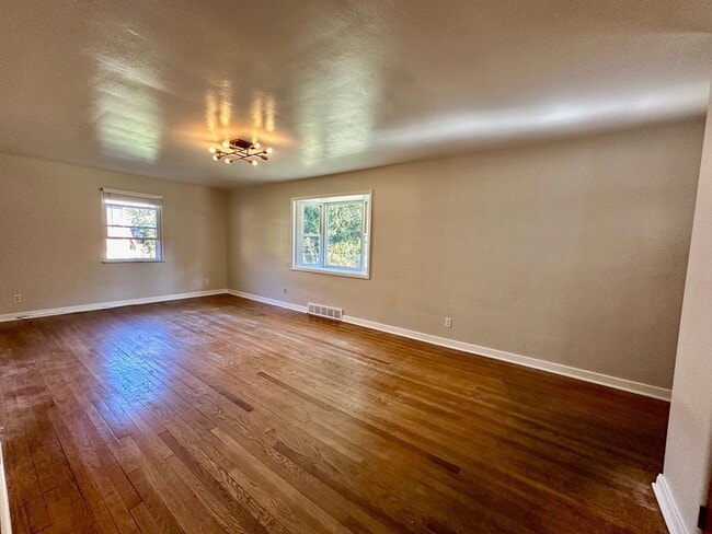 Building Photo - 208 Bridge St