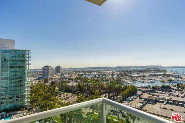 Building Photo - 13700 Marina Pointe Dr