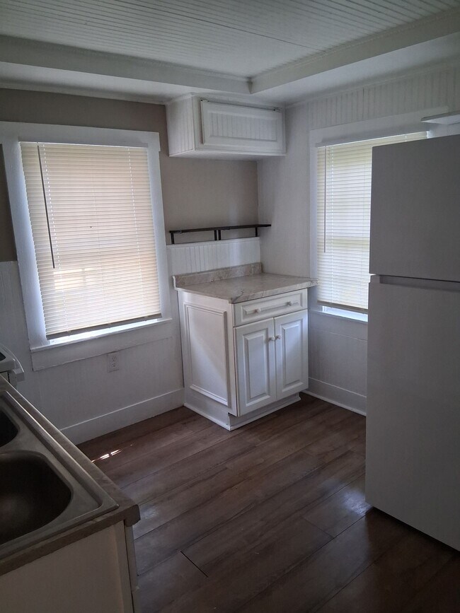 Building Photo - Charming Spacious Double