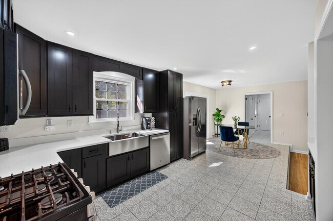 Building Photo - 8081 Kittery Ave