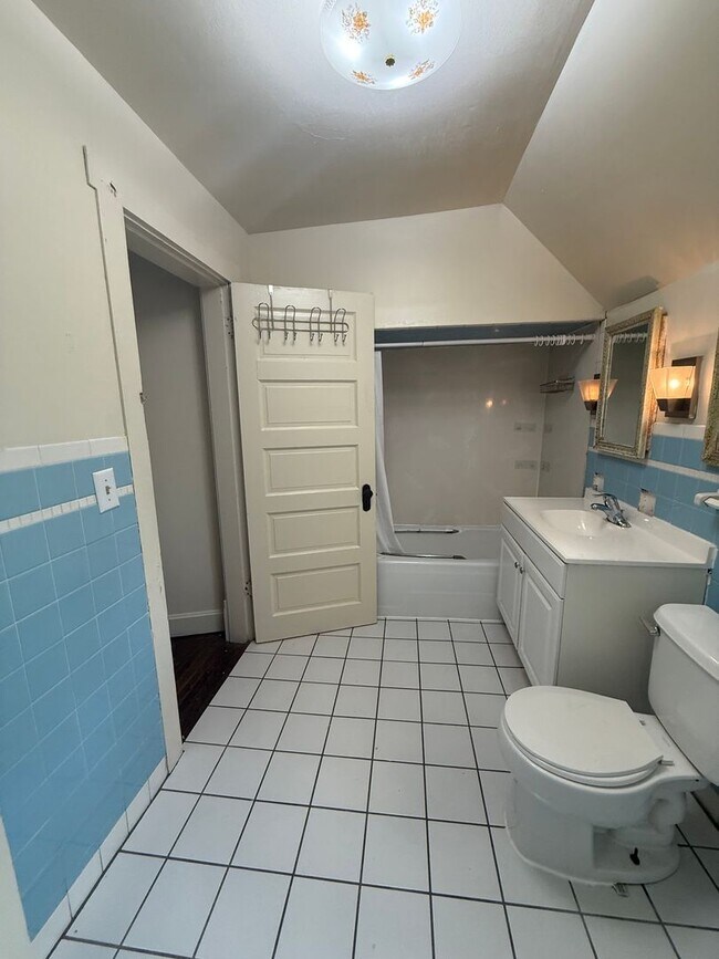 Building Photo - Large 7 bedroom, 2 bath home.