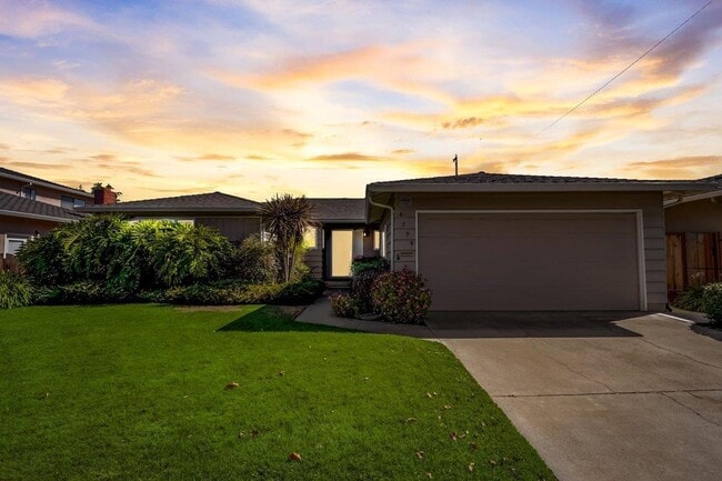 Building Photo - 4 Bedroom Home in Strawberry Park Stunner