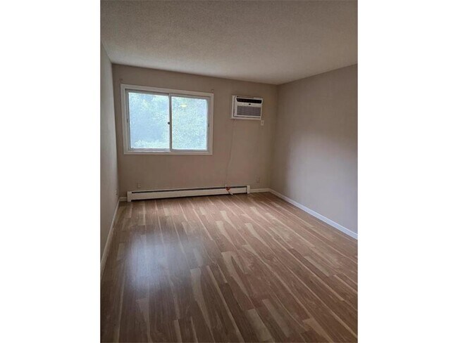 Building Photo - 135 Viking Dr E