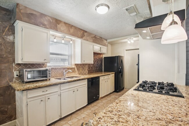 Building Photo - 15126 Silverman St