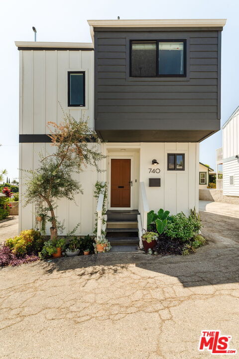Building Photo - 740 N Dillon St
