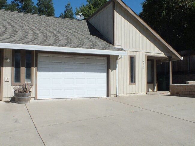 Building Photo - Rescue duplex 2/2 home with garage and fen...
