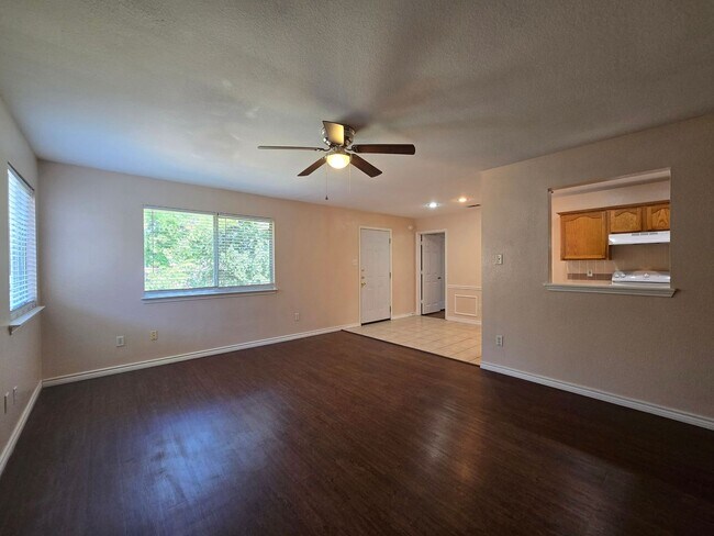 Building Photo - AVAILABLE NOW!