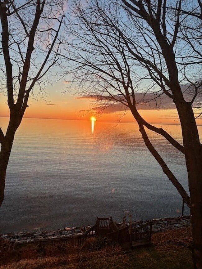 Building Photo - Gorgeous Water Front Home with Beach Access