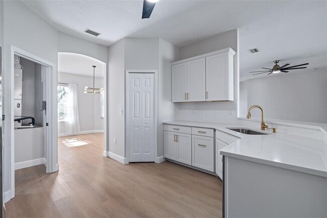 Building Photo - 32 Roxton Ln