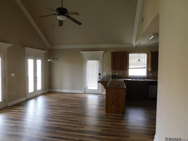 Building Photo - 11182 River Highlands Dr