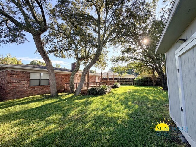 Building Photo - 723 Clark Dr