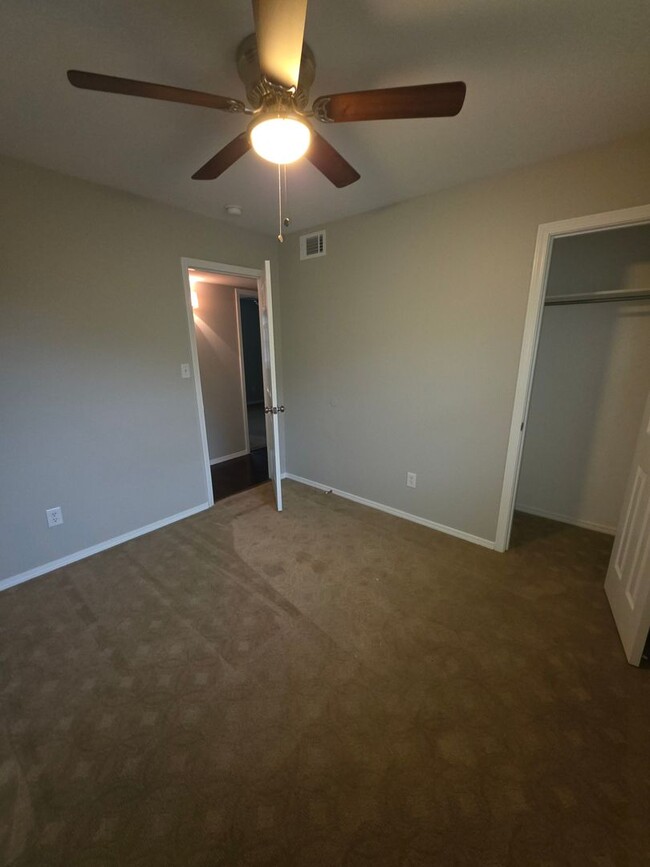 Building Photo - 604 Twin Oaks Dr