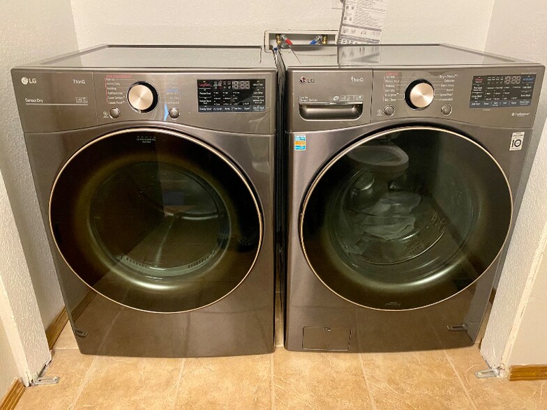 Building Photo - 2130 Silkwood Dr