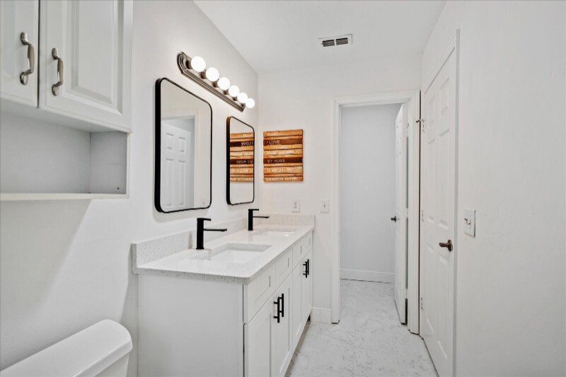 Building Photo - 311 Pine Tree Dr