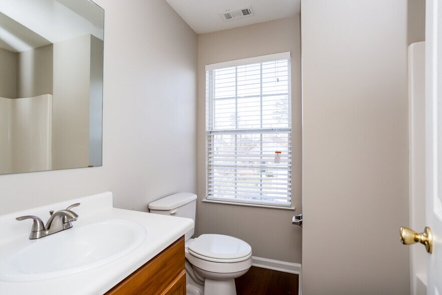 Building Photo - 1607 Thornwick Trace