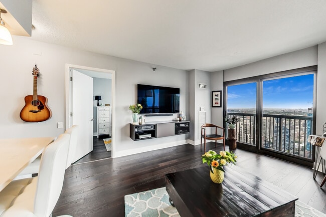 Building Photo - 400 N La Salle Dr