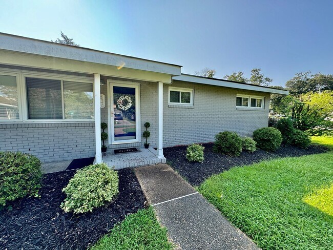 Building Photo - 3-Bedroom Home In Laurel Manor - Fenced Ba...