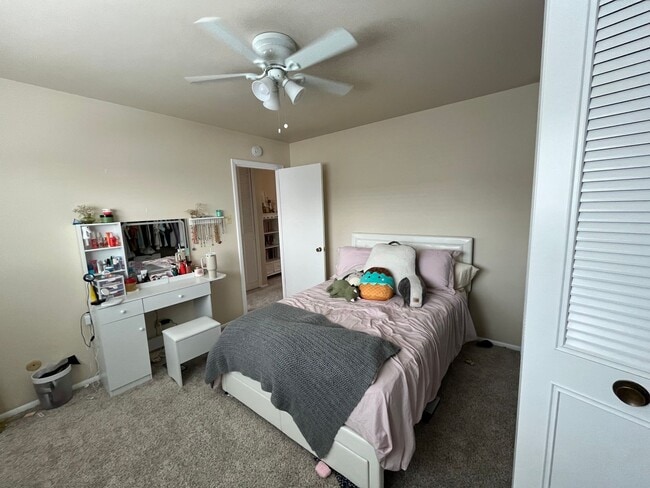 Building Photo - Large 1 BR Condo Available 08/15/2026! Great Location!