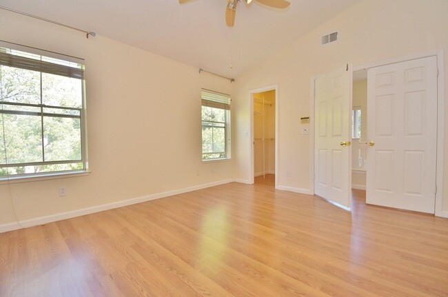 Building Photo - $3550 / 3 BR GORGEOUS PARKMONT TOWNHOME CL...