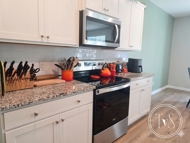Building Photo - RATE DROP ALERT (was $3300/month)!