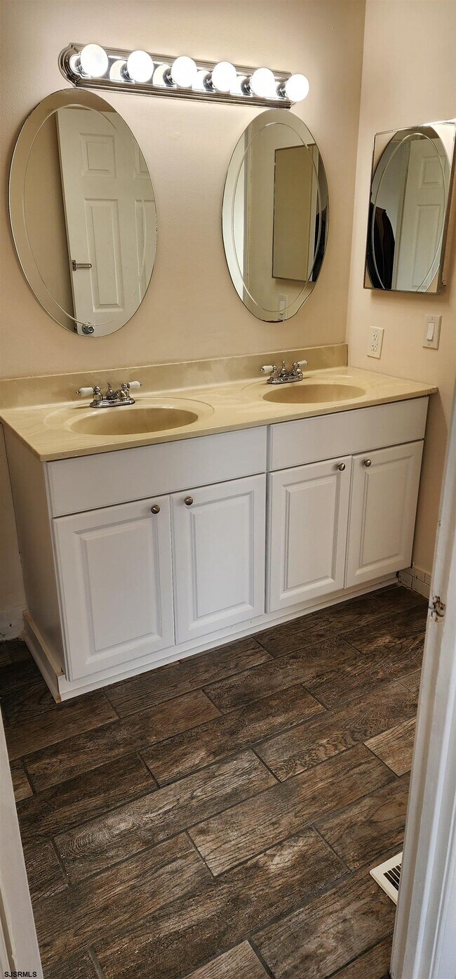 Building Photo - 4950 Rosebay Pl