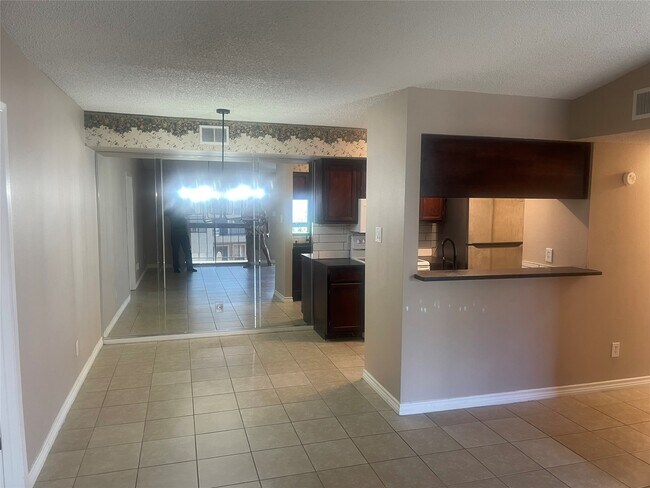 Building Photo - 17331 Red Oak Dr