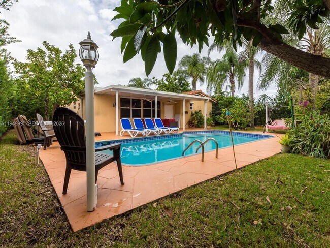 Building Photo - 5524 Garfield St