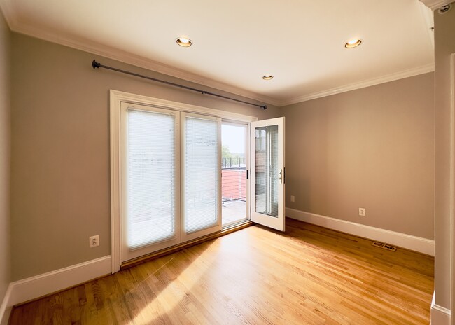 Third floor primary bedroom with balcony and en suite bath - 2529 K St NW