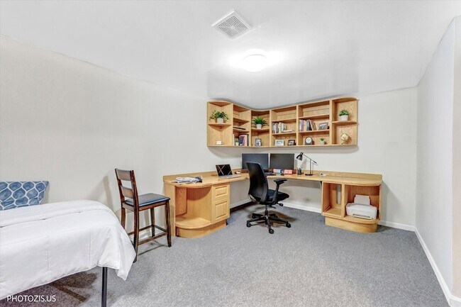 Building Photo - 411 Hickory Dr