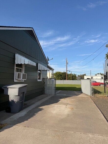 Building Photo - 1518 Mahan Ave