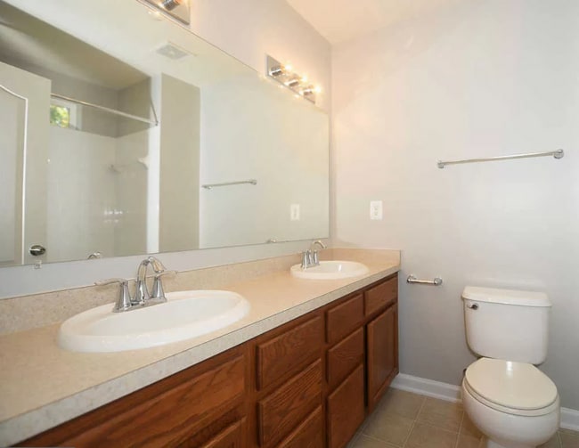 Building Photo - Beautiful End-Unit Townhome in Tanyard Spr...