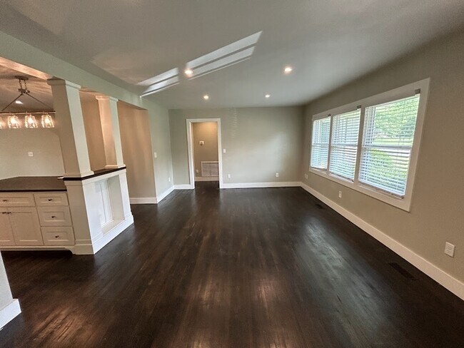 Building Photo - 1931 Stevens Dr NE