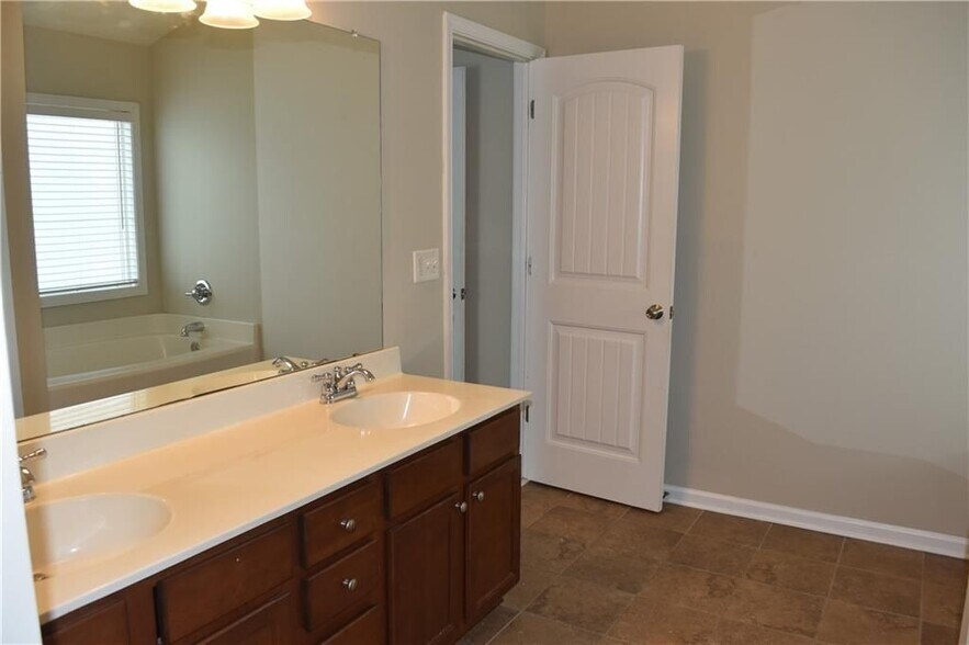 Building Photo - 3327 Edenridge Ct