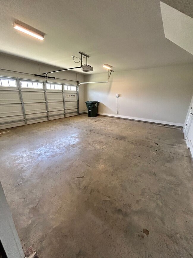 Building Photo - 410 Thornbird Lp