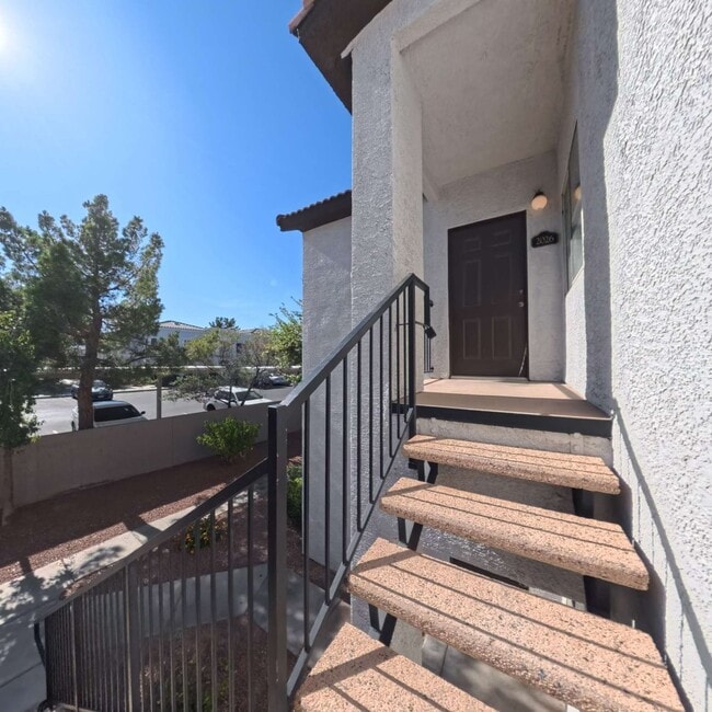 Building Photo - Lovely 2 Bed, 2 Bath Condo at South Gate!